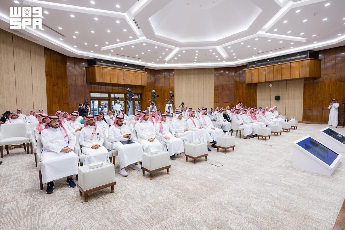 afifnp's tweet photo. وزارة الرياضة والمركز الوطني للتخصيص يعلنان طرح خمسة أندية للاستثمار،وهي (الرياض- أبها- الفتح- الطائي- الشعلة).
#صحيفة_الإخبارية24  
https://t.co/HpJgZboMvq 

 أعلنت وزارة الرياضة اليوم، والمركز الوطني للتخصيص، طرح خمسة أندية أمام الجهات الاستثمارية، وهي: (الرياض- أبها- الفتح- الطائي- الشعلة)، من خلال استقبال الرغبات وتقديم المؤهلات للاستحواذ على هذه الأندية، وذلك ضمن خطوات العمل المتواصلة في مشروع الاستثمار والتخصيص للأندية الرياضية، وفتح المجال أمام القطاع الخاص للاستفادة من الفرص النوعية في القطاع الرياضي.
 وكشفت الوزارة أن الأندية الخمسة قد استكملت الإجراءات النظامية، وصولًا إلى مرحلة الجاهزية لطرحها أمام الجهات الاستثمارية علمًا بأن آخر موعد لاستلام طلبات التأهيل للجهات الاستثمارية هو الخامس من يوليو القادم، حيث يمكن تقديم طلبات التأهيل في موقع المركز الوطني للتخصيص على الرابط التالي: https://t.co/ckzxcfn6T5.
 وشددت الوزارة على أن مختلف الأندية الرياضية يتم تهيئتها للدخول في المشروع وفق منهجية شاملة تراعي مستوى جاهزية كل نادٍ على حدة، وكذلك جدية المستثمر وجاهزيته، بما يضمن استكمال المتطلبات اللازمة للدخول في المشروع، وبما يعزز كفاءة الطرح وتحقيق الأثر المستدام للأندية الرياضية والجهات الاستثمارية على حدٍّ سواء.
 وأكدت الوزارة أن استقبال طلبات الاهتمام للاستحواذ على أي من الأندية الرياضية مستمر دون توقف، وذلك وفق الإجراءات والتنظيمات الخاصة بالمشروع، على أن تستغرق عملية الطرح في حال وجود طلبات اهتمام بنادٍ معين ما بين (8 إلى 10) أشهر، مشيرة في الوقت ذاته إلى وجود اهتمام واضح من الجهات الاستثمارية المحلية والأجنبية، للاستحواذ على عدد كبير من الأندية الرياضية، حيث وصل عدد الاهتمامات المسجلة حتى الآن إلى أكثر من 80 اهتمامًا لـ22 ناديًا رياضيًا، ما يجسّد النمو المتسارع للمشروع، ووجود فرص متاحة أمام الجهات في القطاع الخاص للمشاركة في رحلة التنمية للقطاع الرياضي.
 وحول مستجدات طرح ناديي النجمة والأخدودِ، أوضحت الوزارة أن مرحلة المفاوضات تجري حاليًا على أن يتبعها مرحلة توقيع العقود، قبل الإعلان الرسمي عن انتقال ملكية الناديين للملاك الجدد.
 ويأتي هذا الإعلان تجسيدًا للخطوات الجديّة التي تُنفذ في مشروع الاستثمار والتخصيص للأندية الرياضية، نحو تعزيز كفاءة الأندية ماليًا وإداريًّا، بما يسهم في بناء منظومة رياضية بأعلى مستويات الكفاءة والاحترافية، نحو تحقيق المستهدفات الرياضية في رؤية المملكة 2030.