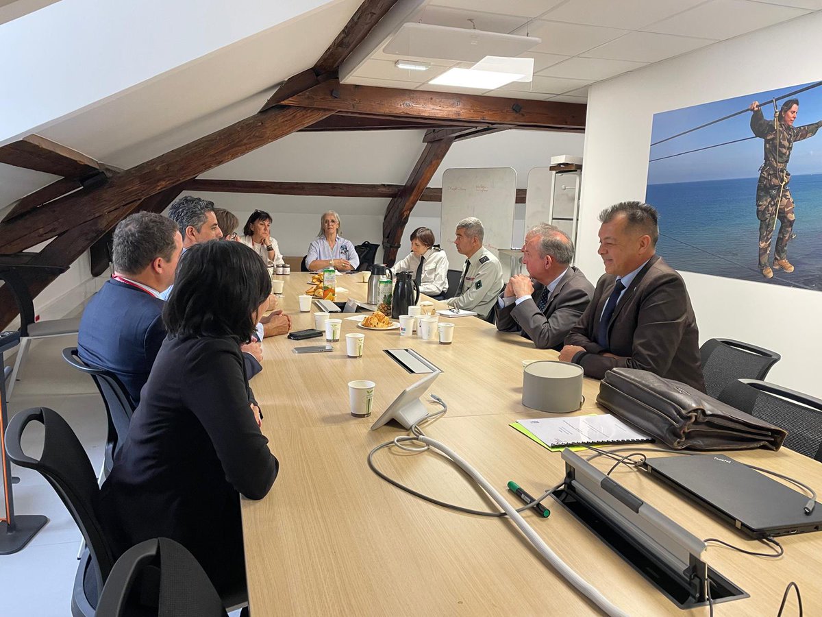 DIRIHEDN's tweet photo. À l’occasion de la clôture prochaine de la 5e session nationale de l’@IHEDN #SN5, j’ai souhaité échanger avec les sept auditeurs ultramarins de la majeure Enjeux et stratégies maritimes (ESM).
Un moment privilégié pour partager leurs expériences, recueillir leurs propositions, évoquer les bénéfices de leur parcours à l’Institut des hautes études de défense nationale #IHEDN et rappeler toute l’importance de la vision ultramarine dans la réflexion stratégique nationale.
📍 La présence d’auditeurs issus des outre-mer est essentielle. Grâce à ses territoires ultramarins, qui composent 93 % de sa zone économique exclusive, la France dispose de la deuxième ZEE au monde et bénéficie d’une présence stratégique dans l’Atlantique, l’océan Indien et le Pacifique.
📍Ces espaces sont au cœur d’enjeux majeurs de défense, de sécurité maritime, de résilience climatique, de souveraineté et de coopération régionale et mondiale.
📍Par leur connaissance fine des réalités locales, leur expérience de terrain et leur compréhension des dynamiques propres aux bassins océaniques, les auditeurs ultramarins enrichissent les travaux de l’IHEDN et contribuent à une vision plus complète des défis stratégiques auxquels la France est confrontée.
🤝 Une formation collective qui rappelle que la réflexion stratégique française se construit depuis et avec les outre-mer.
@gouvernementFR @outremer_gouv @Matignon