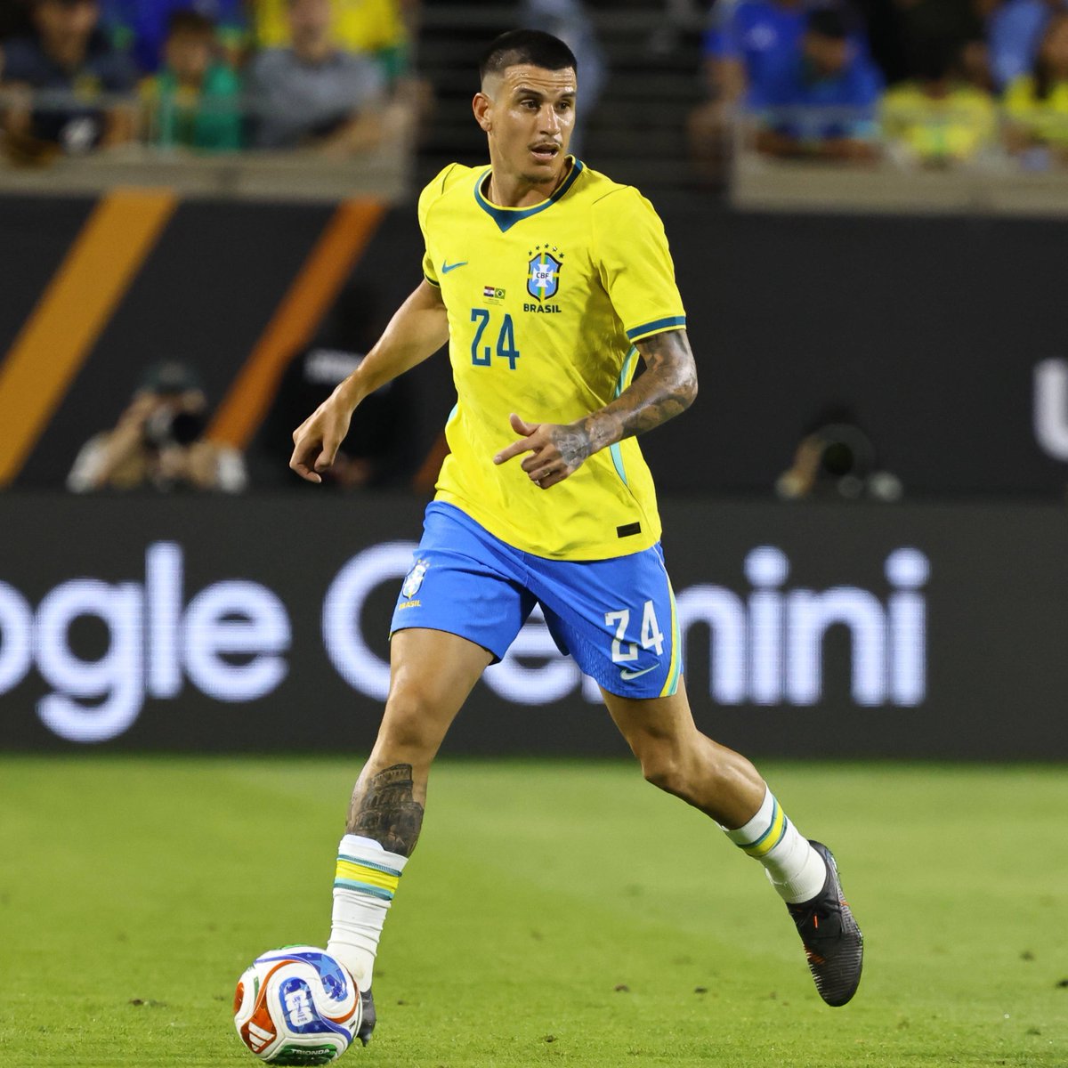 SofascoreBR's tweet photo. Por clubes e Seleção Brasileira desde 2025:

Danilo 🆚 Roger Ibañez

Jogos: 55 - 75
Gols: 5 - 9
Assistências: 2 - 4
Cruzamentos certos: 9/26 - 4/10
Entradas no último terço /j: 8.6 - 9.3
Acerto no passe (%): 92% - 85%
Eficiência nos duelos: 52% - 62%
Ações defensivas /j: 4.5 - 7.4
Erros defensivos graves: 3 - 7
Nota Sofascore: 7.07 - 7.33

Quem deve ser o titular da lateral-direita? 🤔🤔