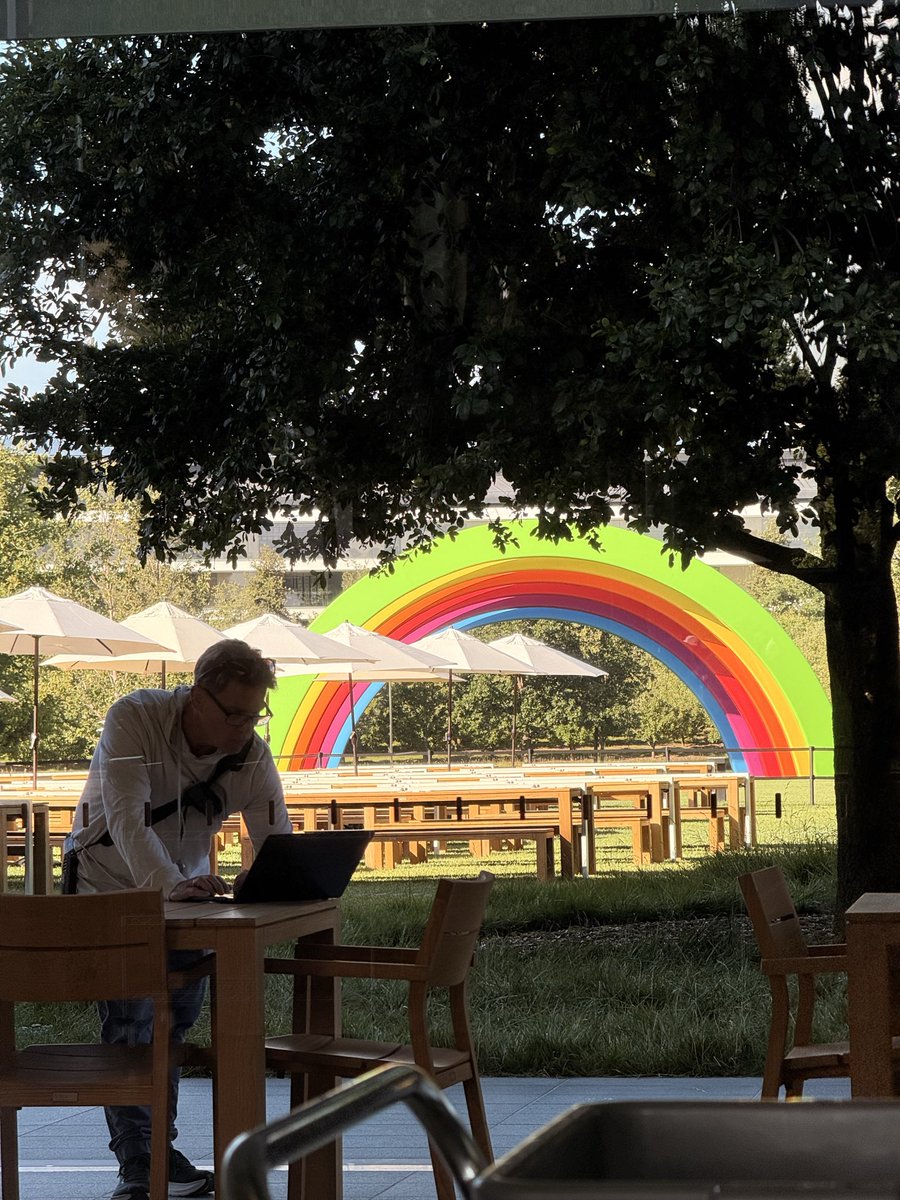 dongdong867's tweet photo. Rainbow found 🌈 at #wwdc https://t.co/7YAfXB1hH7