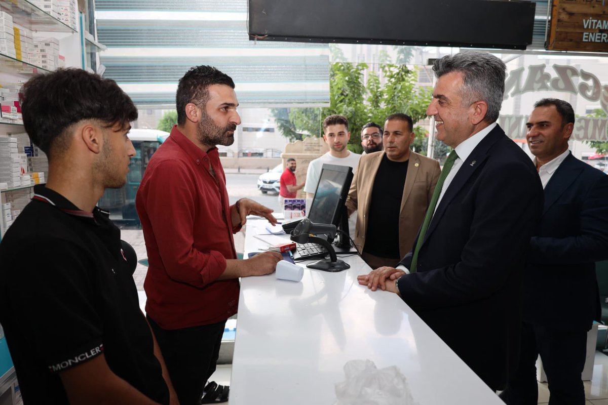 milhamigunbegi's tweet photo. 3/ Bizleri güleryüzle, samimiyetle, içten bir selam ile karşılayıp, gönül muhabbetlerine ortak eden, gücümüze güç katan Eyyübiye ilçemizdeki esnaflarımıza ve hemşehrilerimize teşekkür ediyoruz.

Her şey Şanlıurfa için
Her şey Eyyübiye için https://t.co/57pz6ljAxI