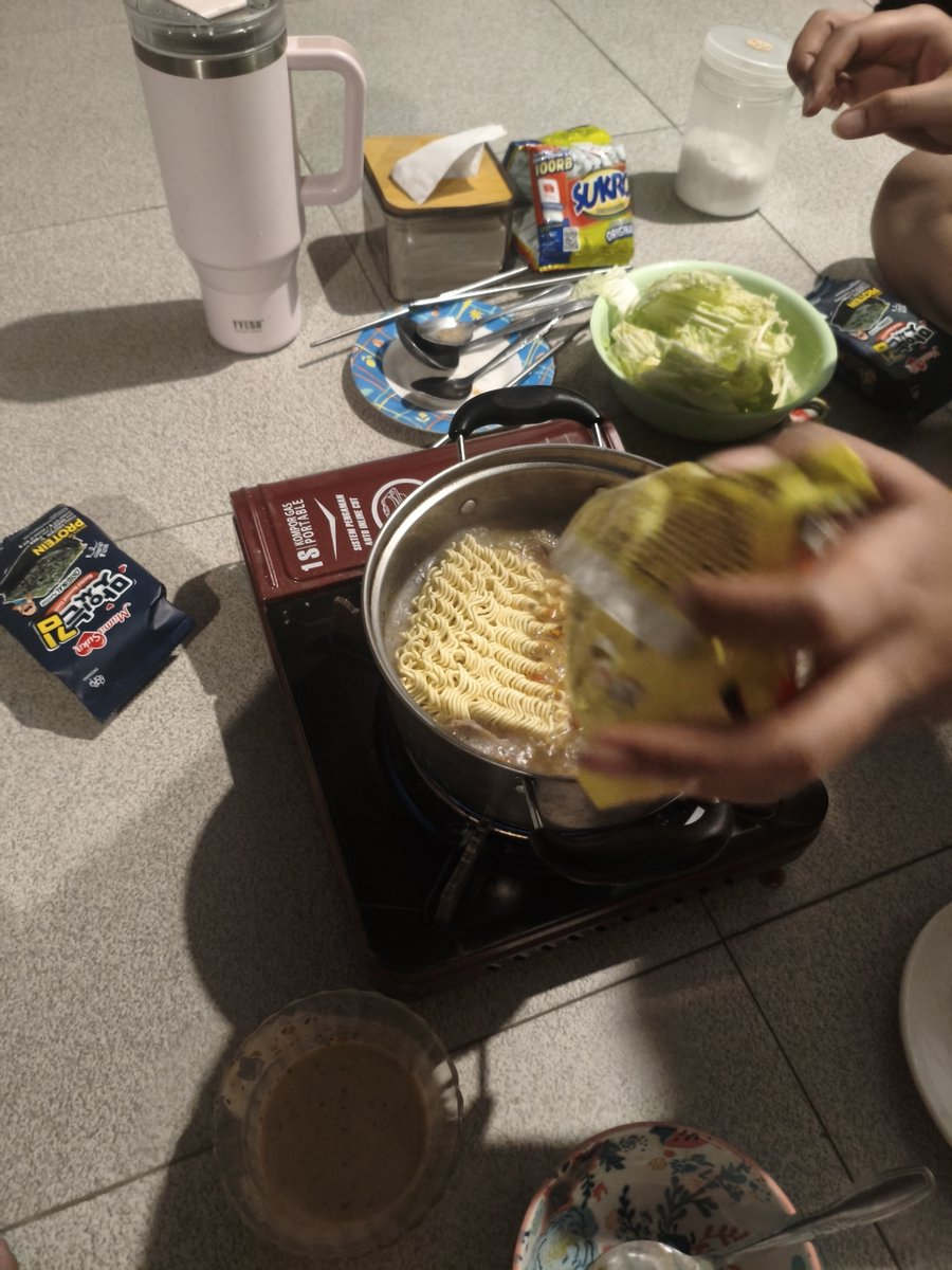 franklyzip's tweet photo. Hotpot Indomie 10.34 pm. Top!🫡 https://t.co/IBRFHq8il8