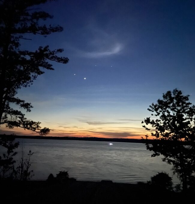 Chadjk99's tweet photo. Jupiter-Venus, Pollux-Castor and Mercury
by Pam Pedersen, Chatham County, North Carolina https://t.co/rylpDrPbLp