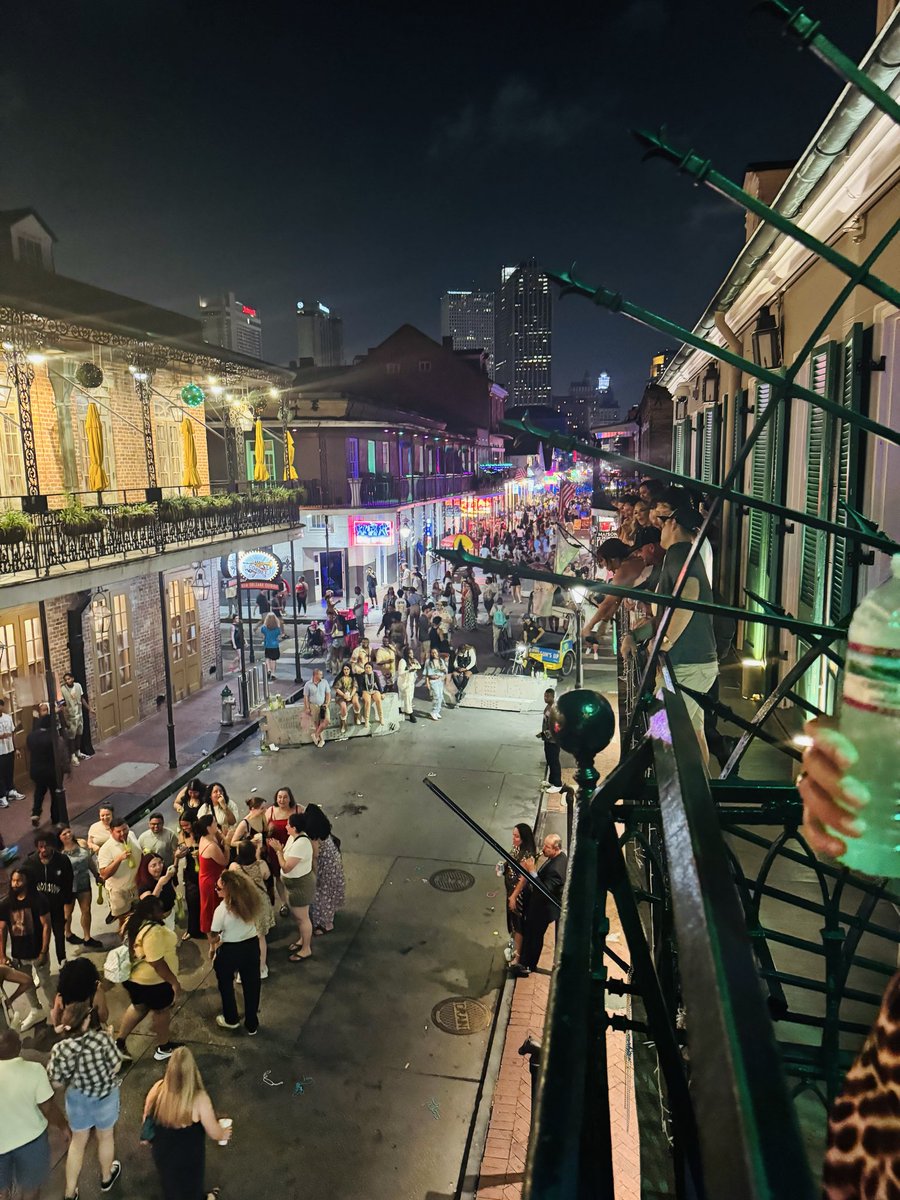 Astrronomy's tweet photo. Celebrated my birthday in New Orleans this weekend, a time was had. I have the bestest of friends. ❤️ https://t.co/b7ncAEiCCc