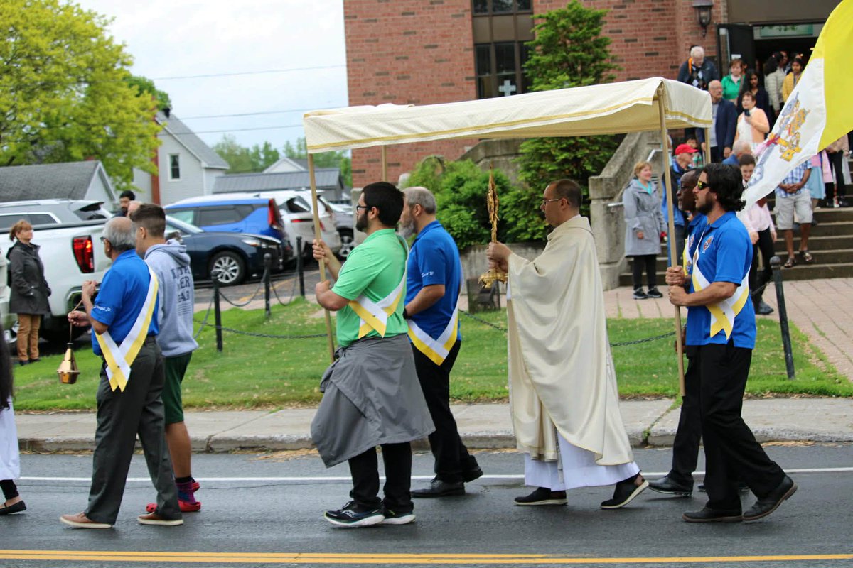 AverageCdnTy's tweet photo. Eucharistic Procession yesterday for the feast of Corpus Christi. 

@KofC #11531’s Michel Morissette is a champion of the faith, God Bless him. https://t.co/qV4UxXe3Og