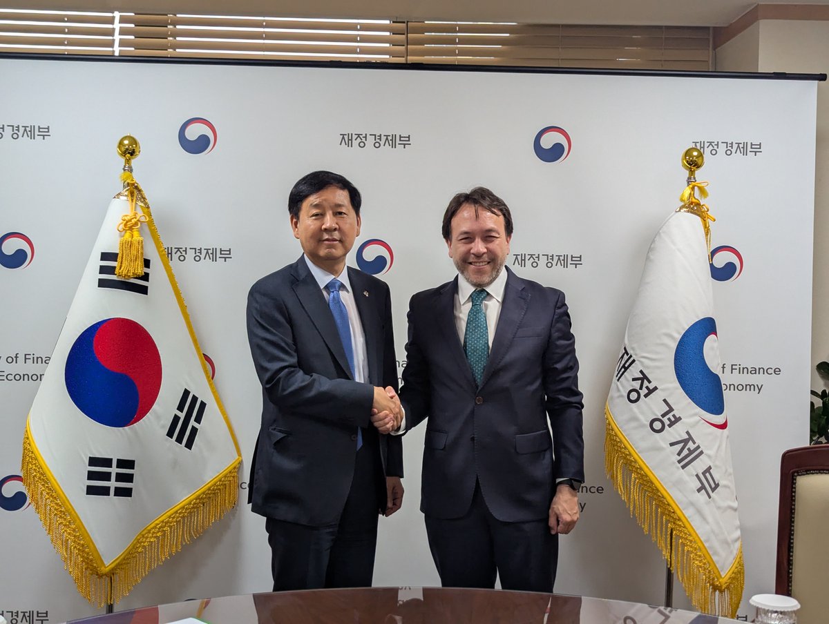 AgendaCAF's tweet photo. 🇰🇷 CAF and Korea: Partnerships to Drive Sustainable Development.

Korea has established itself as a global leader in innovation, sustainable development, and economic transformation.

In Seoul, CAF carried out a high-level agenda to strengthen its relationships with key stakeholders across government, finance, and development cooperation in the Republic of Korea. As part of this agenda, @AgendaCAF held meetings with Koo Yun-cheol, Deputy Prime Minister and Minister of Economy and Finance (@moefkorea_eng), and former United Nations Secretary-General Ban Ki-moon.

The meetings advanced initiatives in sustainable finance, resource mobilization, climate finance, and environmental management, strengthening a shared agenda with Korea in key areas such as the energy transition, smart infrastructure, artificial intelligence, and climate action to deliver tangible impact across Latin America and the Caribbean.