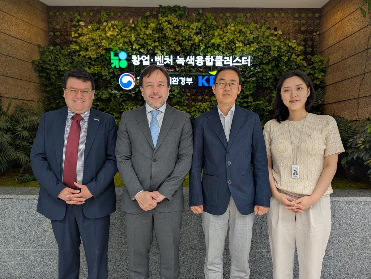 AgendaCAF's tweet photo. 🇰🇷 CAF and Korea: Partnerships to Drive Sustainable Development.

Korea has established itself as a global leader in innovation, sustainable development, and economic transformation.

In Seoul, CAF carried out a high-level agenda to strengthen its relationships with key stakeholders across government, finance, and development cooperation in the Republic of Korea. As part of this agenda, @AgendaCAF held meetings with Koo Yun-cheol, Deputy Prime Minister and Minister of Economy and Finance (@moefkorea_eng), and former United Nations Secretary-General Ban Ki-moon.

The meetings advanced initiatives in sustainable finance, resource mobilization, climate finance, and environmental management, strengthening a shared agenda with Korea in key areas such as the energy transition, smart infrastructure, artificial intelligence, and climate action to deliver tangible impact across Latin America and the Caribbean.