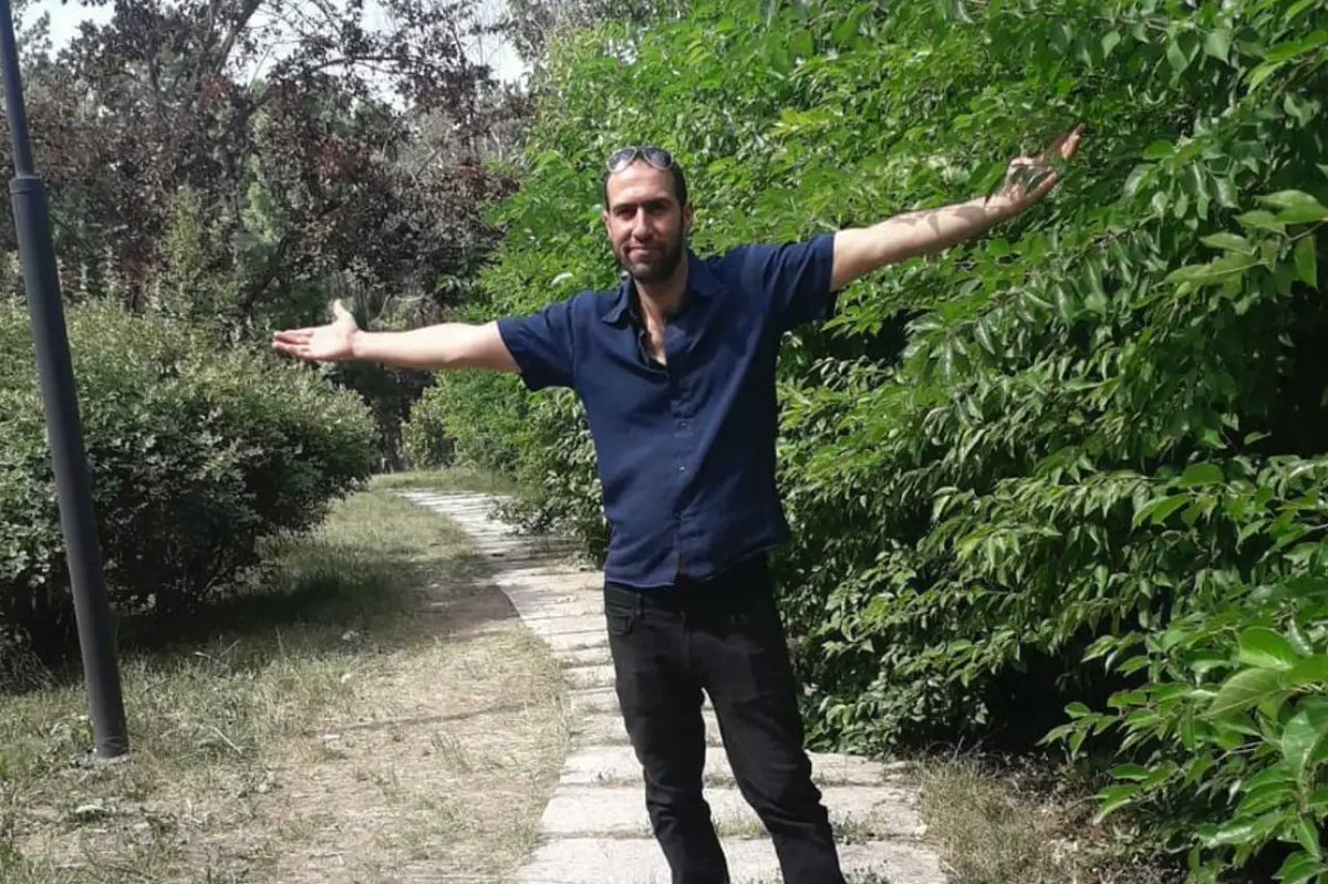 isigmeclisi's tweet photo. Seyedmahdi Mahdian..
44 yaşında, İranlı işçi..
Eskişehir Tepebaşı'ndaki evinde cansız bedeni bulundu..
31 Temmuz 2025’te Esözcan İnşaat Malzemeleri'nin yaptığı inşaatta Surre Yapı Mobilya'nın taşeron kaynak ustası olarak sigortasız çalıştırılırken 3.kattan düştü..
Kırıklar ve çökme meydana gelen kafatasının bir bölümü alındı, beyninde kalıcı hasar oluştu, yürüme yetisini kaybetti ve hayatına tekerlekli sandalyeyle devam etmek zorunda kaldı..
Sigortasız çalıştığı için hiçbir ödeme alamadı, hastanede ilk ameliyatın ardından tedavisine devam edemedi, üç kere hastaneye yattı ama acil müdahalelerin ardından diğer tedavileri için ücret talep edildiği ve bu ücreti ödeyemediği için hastaneden adeta kaçmak zorunda kaldı..
Kafatasındaki hasar fiziksel görünümünü de etkiledi, bu görünümü eski hale getirebilmek için bir çeşit protez alması gerekiyordu ancak bu protez 1,5 milyon TL'ydi..
Bu süreçte Tepebaşı Belediyesi ve Eskişehir Valiliği’nin evde bakım servislerine de başvurdu, gelen hemşireler TC uyruklu olmadığını ve sigortasız olduğunu fark edince hiçbir şey yapmadan evden ayrıldılar..
Mahdian’ı yaşamdan koparan 10 aylık süreç böyle geçti, uzun süre haber alamayan komşularının ihbarı üzerine cansız bedeni bulununca kayıtlara 'şüpheli ölüm' olarak geçti..
v/Sendika.Org