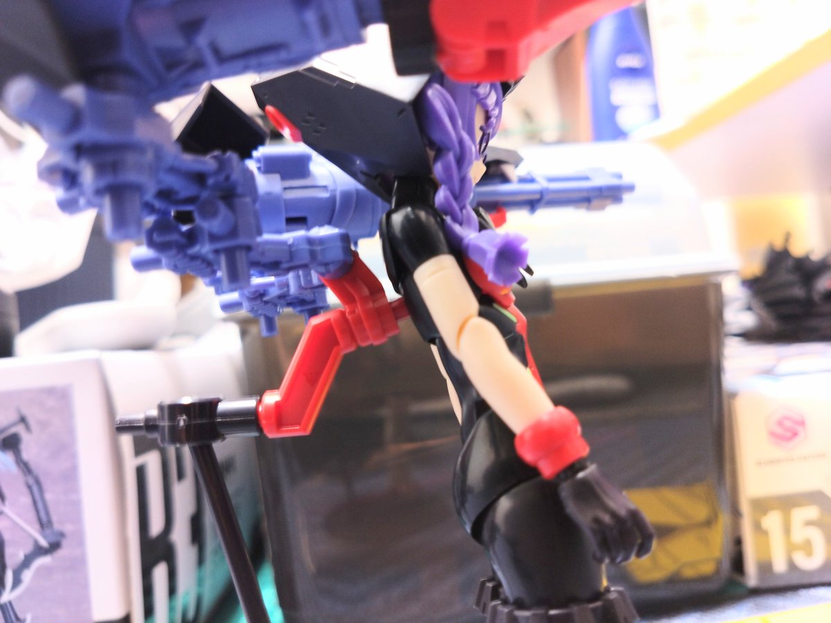 gugiga3's tweet photo. トップスセットに穴あけて武装を取り付けられるようにしたけど、内部でボールジョイントの受けと干渉するからあんまり深くピンが刺さらなくなってしまった。
これは武装をピンを短く切って調整した方がいいのか…？ #メガミデバイス https://t.co/y7CHDylmgV