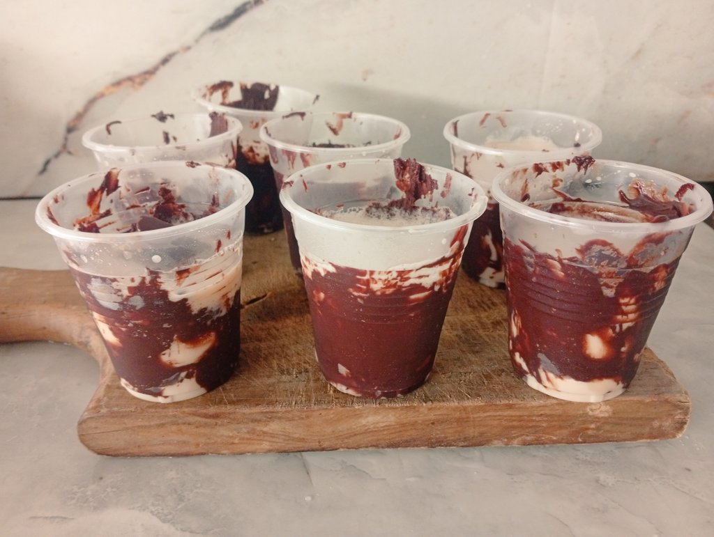 freddy_mcbo's tweet photo. Debo vender más de 30 helados para comprar los medicamentos para mi madre, me ayudas a difundir helados caseros de chocolate y mantecado escríbeme 🙏🙏 https://t.co/CTgJfwZqv4