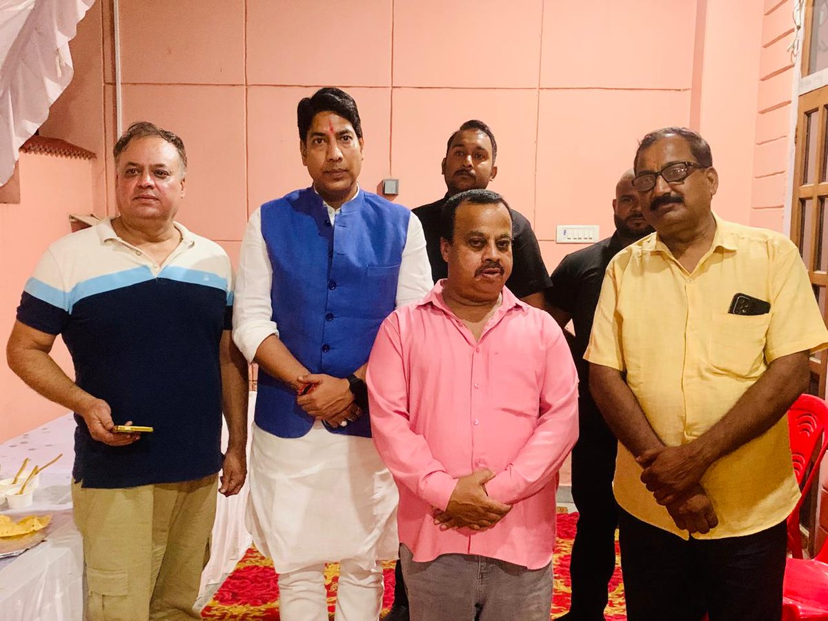jpsbjp's tweet photo. श्याम नगर स्थित वरिष्ठ भाजपा नेता श्री ओम द्विवेदी जी के यहां उनके छोटे भाई श्री दीप द्विवेदी जी की पूज्य सास स्वर्गीय राधा त्रिवेदी जी के त्रयोदशी संस्कार में पहुंचकर श्रद्धासुमन अर्पित किए एवं दिवंगत आत्मा की शांति हेतु ईश्वर से प्रार्थना की। इस दुःख की घड़ी में शोकाकुल परिवार के प्रति अपनी संवेदनाएं व्यक्त कीं।
#TEAM_JPS 
#akbarpurloksabha