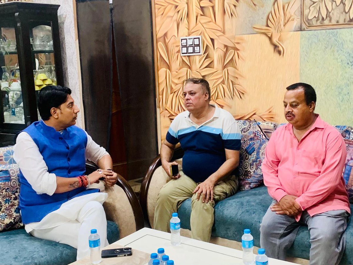 jpsbjp's tweet photo. श्याम नगर स्थित वरिष्ठ भाजपा नेता श्री ओम द्विवेदी जी के यहां उनके छोटे भाई श्री दीप द्विवेदी जी की पूज्य सास स्वर्गीय राधा त्रिवेदी जी के त्रयोदशी संस्कार में पहुंचकर श्रद्धासुमन अर्पित किए एवं दिवंगत आत्मा की शांति हेतु ईश्वर से प्रार्थना की। इस दुःख की घड़ी में शोकाकुल परिवार के प्रति अपनी संवेदनाएं व्यक्त कीं।
#TEAM_JPS 
#akbarpurloksabha