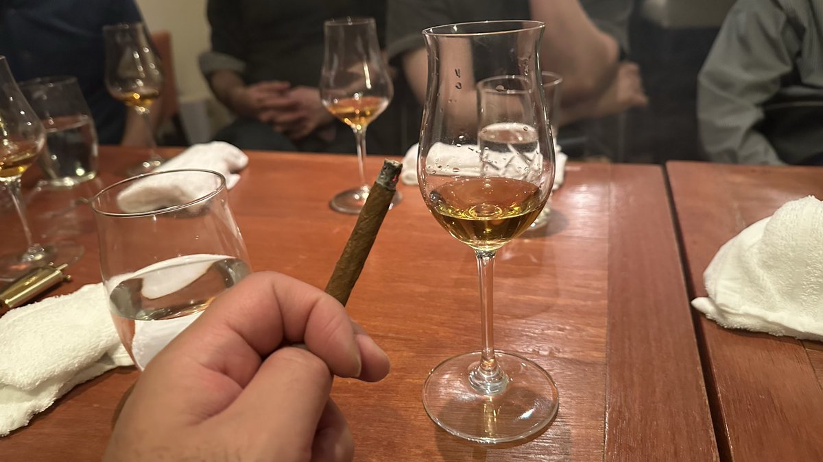 the_atchee's tweet photo. シガリロとウイスキーで懇親会。飲食店経営者同士で語らう時間。明日からまたきっといい仕事ができるはず。 https://t.co/70EZLhc4ll