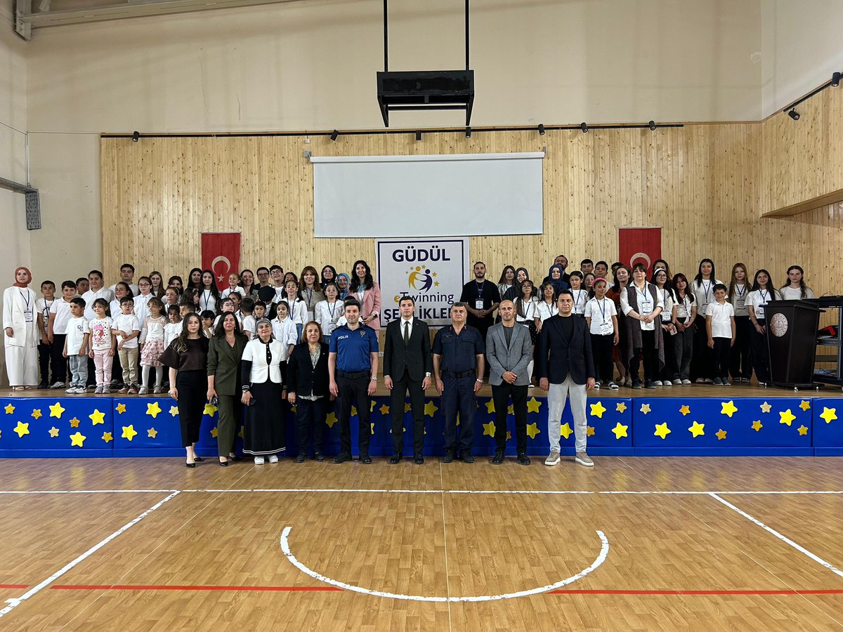 kaymakamlkgudul's tweet photo. Kaymakamımız Sn. Naim AKAR, öğrencilerimizin eTwinning projeleri kapsamında yıl boyunca ürettikleri çalışmaların sergilendiği şenliğe katılım sağladı. https://t.co/LNVkU5qNep