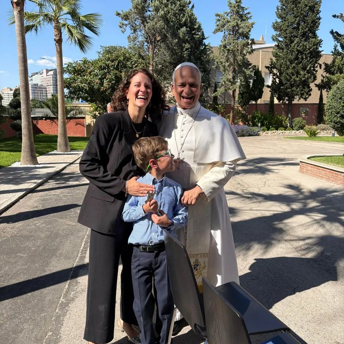 FrischeB17467's tweet photo. Papa and the children. 🥰
The Pope's kindness and love bring happiness and joy to us all. 🫶 https://t.co/8aLqnVFoPZ