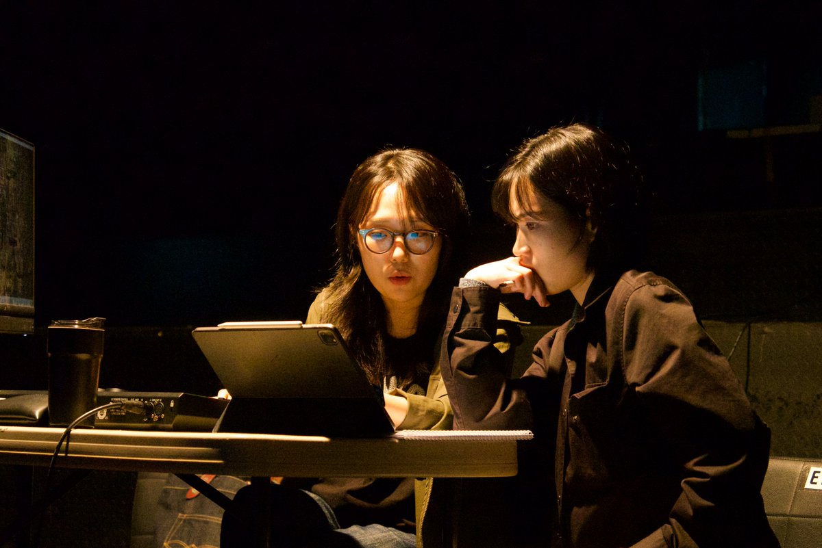 highcollar19's tweet photo. 연극 <로테/운수> 공연 종료

안녕하세요, 하이카라 입니다. 
6월 7일 일요일, 연극 <로테/운수>가 무사히 종료되었습니다.

마음을 들뜨게 만들만큼 좋은 날씨에도 어두운 공연장을 찾아주신 모든 관객분들께 진심으로 감사드립니다. 첫공과 두번째 공연이 취소되는 우여곡절이 있던 공연이었지만, 다행히 모두의 간절한 마음이 모여 남은 8번의 공연이 무사히 안전하게 치뤄질 수 있었습니다. 

2020년 하이카라의 연극 시작점이 되었던 <로테/운수>는 스토킹범죄와 가정폭력을 이야기한 작품이었습니다. 여전히 이 이야기가 필요하다는 것이 뼈아프기도 하지만, 필요한 순간에 다시 목소리를 내는 것이 우리가 이야기를 만드는 이유라고 생각합니다. 

무대를 가득 채웠던 두 배우님과 매일 성심성의껏 공연을 만들어갔던 스태프들의 노력, 그리고 마지막으로 객석에서 숨죽여 공연에 집중해주셨던 관객분들이 계셨기에 이 작품이 끝까지 계속될 수 있었습니다.

앞으로도 하이카라의 이야기가 더 발전한 모습으로 많은 관객을 만날 수 있도록 더 노력하겠습니다.

감사합니다.

작/연출_ 서승연 @yeon_sseo001
조연출_주예령 @ju0_0ye
출연_김보나 @bona0405 , 김태은 @tae_eun_stella 
무대_백혜린 @r_in_stage
조명_박혜림
음악_이진형 @jinh_0801
프로듀서_이주연 @leee.lana
시각디자인_무난한 @moonaanhaan
조명 오퍼레이터_김현지 @monzit9
진행_지다흰 @allwhite.ji , 정원 @jw__0v0 , 김윤경