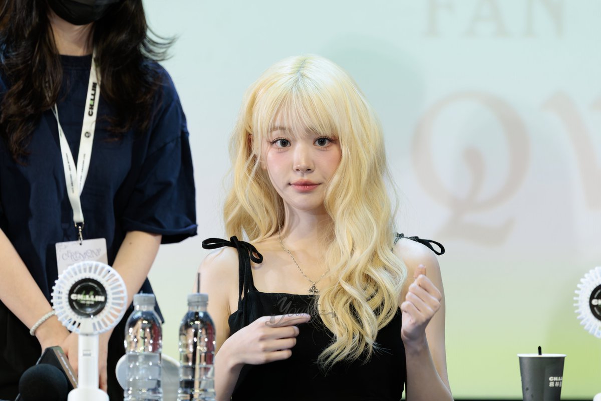 youngz0401's tweet photo. QWER                 

 20260529 CEREMONY Fan Sign in Taipei       

😳😳

#QWER 
#CHODAN #쵸단 
#Bawige #바위게 https://t.co/1zadH6Q0Gl