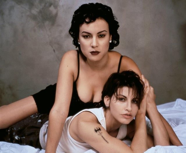 jennifertillybr's tweet photo. O filme “Bound” (Ligadas pelo Desejo) protagonizado por Jennifer Tilly e Gina Gershon completa 30 anos 🏳️‍🌈😍 https://t.co/ExmzU6RmnG