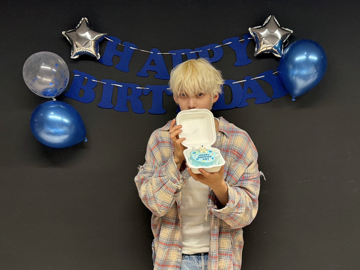 _AMPERSANDONE_'s tweet photo. [📸] 𝐒𝐏𝐄𝐂𝐈𝐀𝐋 𝐊𝐀𝐌𝐌𝐘'𝐒 𝐃𝐀𝐘🩵💙

늦은 시간까지 생일 라이브 함께 해줘서 고마워요🦭
앤디어가 제 선물입니다!!

#앰퍼샌드원 #AMPERSANDONE #Happy_KAMDEN_Day https://t.co/Re1mfn2Cpf