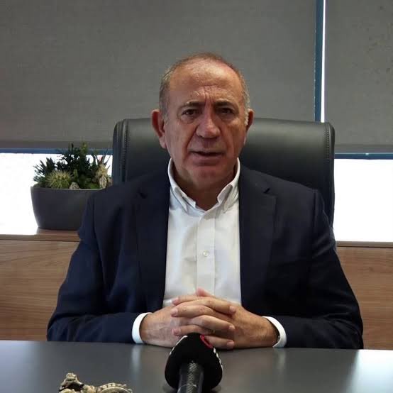 haberfilesi's tweet photo. CHP İSTANBUL İL BAŞKANI GÜRSEL TEKİN NOKTAYI KOYDU! 

CHP İstanbul İl Başkanı Gürsel Tekin, TELE1'i satın alacağı yönündeki iddialara ilişkin Odatv'ye konuştu. Tekin, iddiaların gerçeği yansıtmadığını belirterek, "Bu iddialar tamamen yalandır" dedi.

Gazeteci Şaban Sevinç tarafından dile getirilen, TELE1'in Gürsel Tekin, Battal İlgezdi ve Cemal Canpolat'ın ortaklığıyla satın alınacağı yönündeki kulis iddiasına Gürsel Tekin'den açıklama geldi.

İddialara ilişkin değerlendirmede bulunan Gürsel Tekin, söz konusu haberlerin gerçeği yansıtmadığını söyledi.

"KESİNLİKLE DOĞRU DEĞİL"

Gürsel Tekin, TELE1'i satın alacakları yönündeki iddialara ilişkin, "TELE1'i alma iddiası ile ilgili kesinlikle doğru değil" ifadelerini kullandı.

Tekin, iddiaların hiçbir dayanağı bulunmadığını belirterek, ortaya atılan bilgilerin gerçek dışı olduğunu savundu.

"NE PARAMIZ VAR NE İMKANIMIZ"

Konuya ilişkin açıklamasını sürdüren Tekin, "Ayrıca ne öyle bir paramız var ne öyle bir imkanımız var. Olsa bile almayız" dedi.

Tekin, iddialarda adı geçen isimlerin böyle bir girişim içerisinde olmadığını ifade etti.

"HİÇBİR CHP'Lİ BÖYLE DAVRANMAZ"

TELE1'in sahibi gazeteci Merdan Yanardağ'ın tutuklu bulunduğunu hatırlatan Tekin, "Cezaevinde olan bir arkadaşımızın televizyonunu almak için neden böyle davranalım. Hiçbir CHP'li böyle davranmaz" diye konuştu.

"YALAN HABERLERDEN USANDIK"

İddiaların tamamen asılsız olduğunu vurgulayan Gürsel Tekin, "Bu iddialar tamamen yalandır. Yalan haberlerden usandık" ifadelerini kullandı.

Kaynak: Odatv - Mustafa İlker Yücel