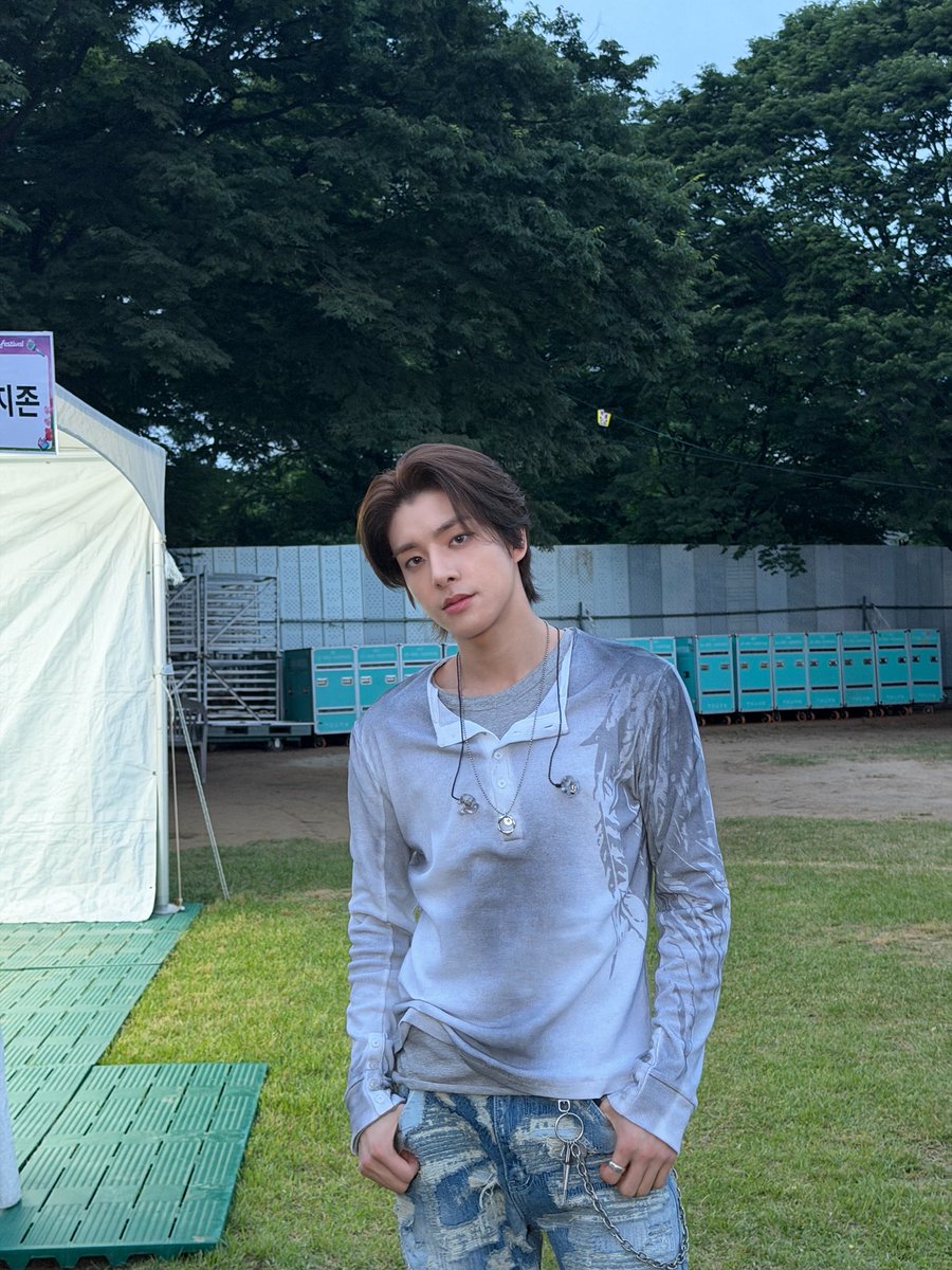 diarybysim's tweet photo. teen me would’ve been all over this!!!
who am i kidding i want that SOOO BAD RN https://t.co/6QtnJwayEt