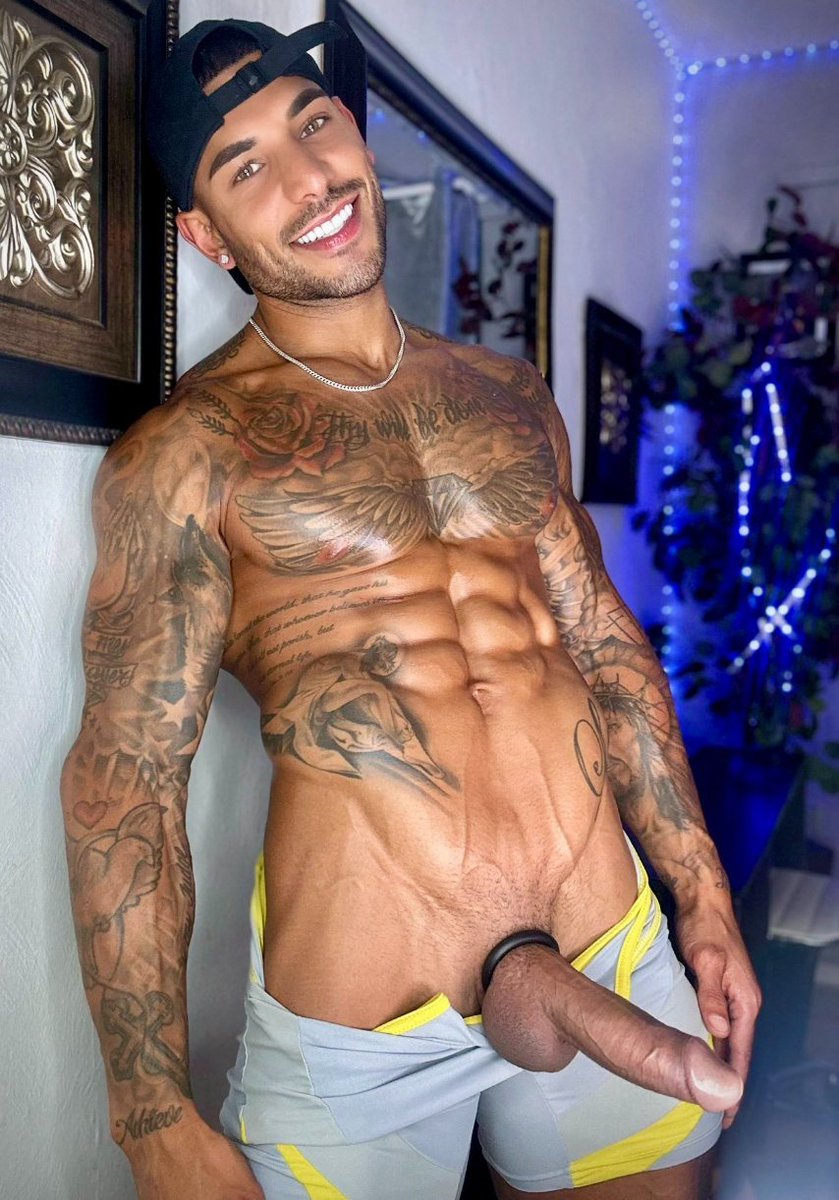 mrexoticvip's tweet photo. Was just chilling and taking a pic… but now I’m standing here h*rny and hoping someone comes turn this into a much better night. You free? https://t.co/1DCFr84wvq