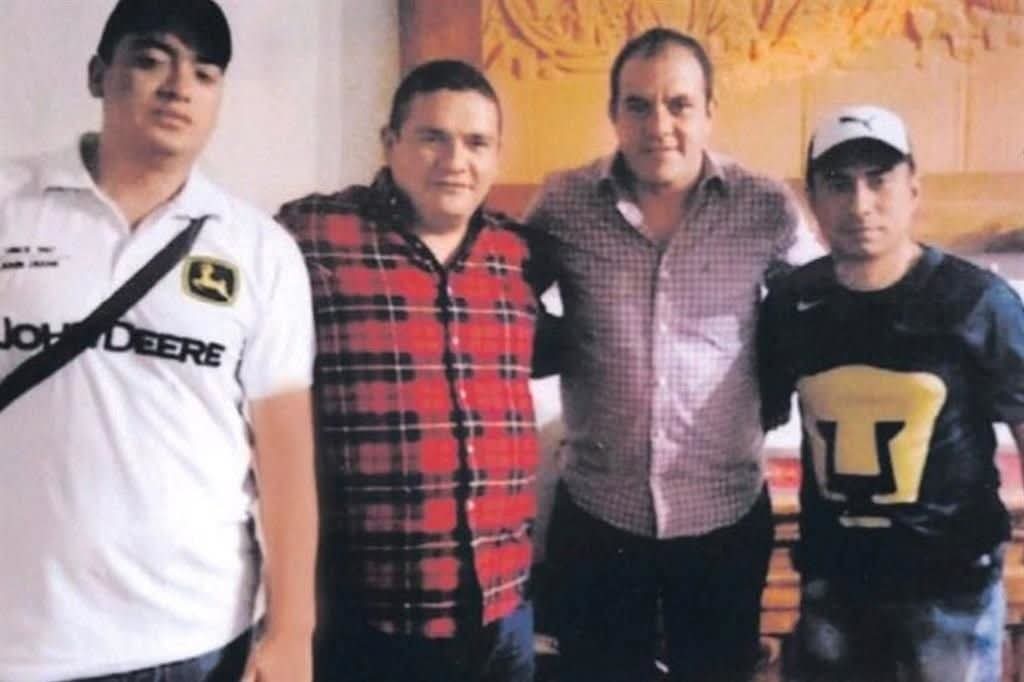 _ReporteMorelos's tweet photo. 🚨 CAPTURAN A “LA TRIPA”, PRESUNTO LÍDER DEL COMANDO TLAHUICA; SU NOMBRE VOLVIÓ A SER RELACIONADO CON  CUAUHTÉMOC BLANCO

Autoridades federales detuvieron en San Pedro Cholula, Puebla, a Homero Figueroa, alias “La Tripa”, identificado por las autoridades como presunto líder del grupo criminal Comando Tlahuica, con operaciones en la zona oriente de Morelos.

La captura fue realizada por elementos de la Secretaría de Seguridad y Protección Ciudadana (SSPC), la Agencia de Investigación Criminal (AIC) de la Fiscalía General de la República (FGR) y el Centro Nacional de Inteligencia (CNI), como parte de la Estrategia Nacional contra la Extorsión.

De acuerdo con las investigaciones, “La Tripa” presuntamente encabezaba una organización vinculada con extorsiones y homicidios en municipios como Ayala, Cuautla, Jantetelco, Yecapixtla y Zacualpan de Amilpas.

🚔 Al momento de su detención viajaba acompañado de una mujer. Durante el operativo fueron asegurados un arma corta, dosis de presunta droga, una identificación falsa y el vehículo en el que se trasladaban.

📸 La captura reavivó la polémica por una fotografía difundida en enero de 2022, en la que aparecía el entonces gobernador de Morelos, , junto a varias personas posteriormente señaladas por presuntos vínculos con grupos criminales.

Entre ellas se encontraba Homero Figueroa, alias “La Tripa”; además de Irvin Eduardo Solano, “El Profe”, señalado como presunto líder regional de Guerreros Unidos, y Raymundo Isidro Castro, “El Ray”, identificado por autoridades como operador del CJNG y asesinado en 2019 dentro del penal de Atlacholoaya.

Tras la difusión de aquella imagen, Cuauhtémoc Blanco sostuvo que la fotografía fue tomada durante un evento público y negó tener relación con las personas que aparecían en ella.

⚖️ Los detenidos quedaron a disposición del Ministerio Público Federal, que determinará su situación jurídica en las próximas horas.

#Morelos #Puebla #LaTripa #ComandoTlahuica #Seguridad #CuauhtémocBlanco