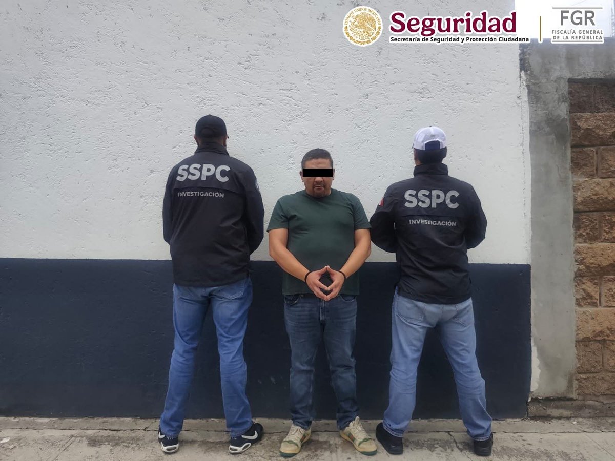 _ReporteMorelos's tweet photo. 🚨 CAPTURAN A “LA TRIPA”, PRESUNTO LÍDER DEL COMANDO TLAHUICA; SU NOMBRE VOLVIÓ A SER RELACIONADO CON  CUAUHTÉMOC BLANCO

Autoridades federales detuvieron en San Pedro Cholula, Puebla, a Homero Figueroa, alias “La Tripa”, identificado por las autoridades como presunto líder del grupo criminal Comando Tlahuica, con operaciones en la zona oriente de Morelos.

La captura fue realizada por elementos de la Secretaría de Seguridad y Protección Ciudadana (SSPC), la Agencia de Investigación Criminal (AIC) de la Fiscalía General de la República (FGR) y el Centro Nacional de Inteligencia (CNI), como parte de la Estrategia Nacional contra la Extorsión.

De acuerdo con las investigaciones, “La Tripa” presuntamente encabezaba una organización vinculada con extorsiones y homicidios en municipios como Ayala, Cuautla, Jantetelco, Yecapixtla y Zacualpan de Amilpas.

🚔 Al momento de su detención viajaba acompañado de una mujer. Durante el operativo fueron asegurados un arma corta, dosis de presunta droga, una identificación falsa y el vehículo en el que se trasladaban.

📸 La captura reavivó la polémica por una fotografía difundida en enero de 2022, en la que aparecía el entonces gobernador de Morelos, , junto a varias personas posteriormente señaladas por presuntos vínculos con grupos criminales.

Entre ellas se encontraba Homero Figueroa, alias “La Tripa”; además de Irvin Eduardo Solano, “El Profe”, señalado como presunto líder regional de Guerreros Unidos, y Raymundo Isidro Castro, “El Ray”, identificado por autoridades como operador del CJNG y asesinado en 2019 dentro del penal de Atlacholoaya.

Tras la difusión de aquella imagen, Cuauhtémoc Blanco sostuvo que la fotografía fue tomada durante un evento público y negó tener relación con las personas que aparecían en ella.

⚖️ Los detenidos quedaron a disposición del Ministerio Público Federal, que determinará su situación jurídica en las próximas horas.

#Morelos #Puebla #LaTripa #ComandoTlahuica #Seguridad #CuauhtémocBlanco
