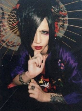 blackb4ccarat's tweet photo. If anyone is trading/selling cheki from this visual PLEASE let me know it's my dream cheki 🙏🙏 https://t.co/5e3v2d8xb9