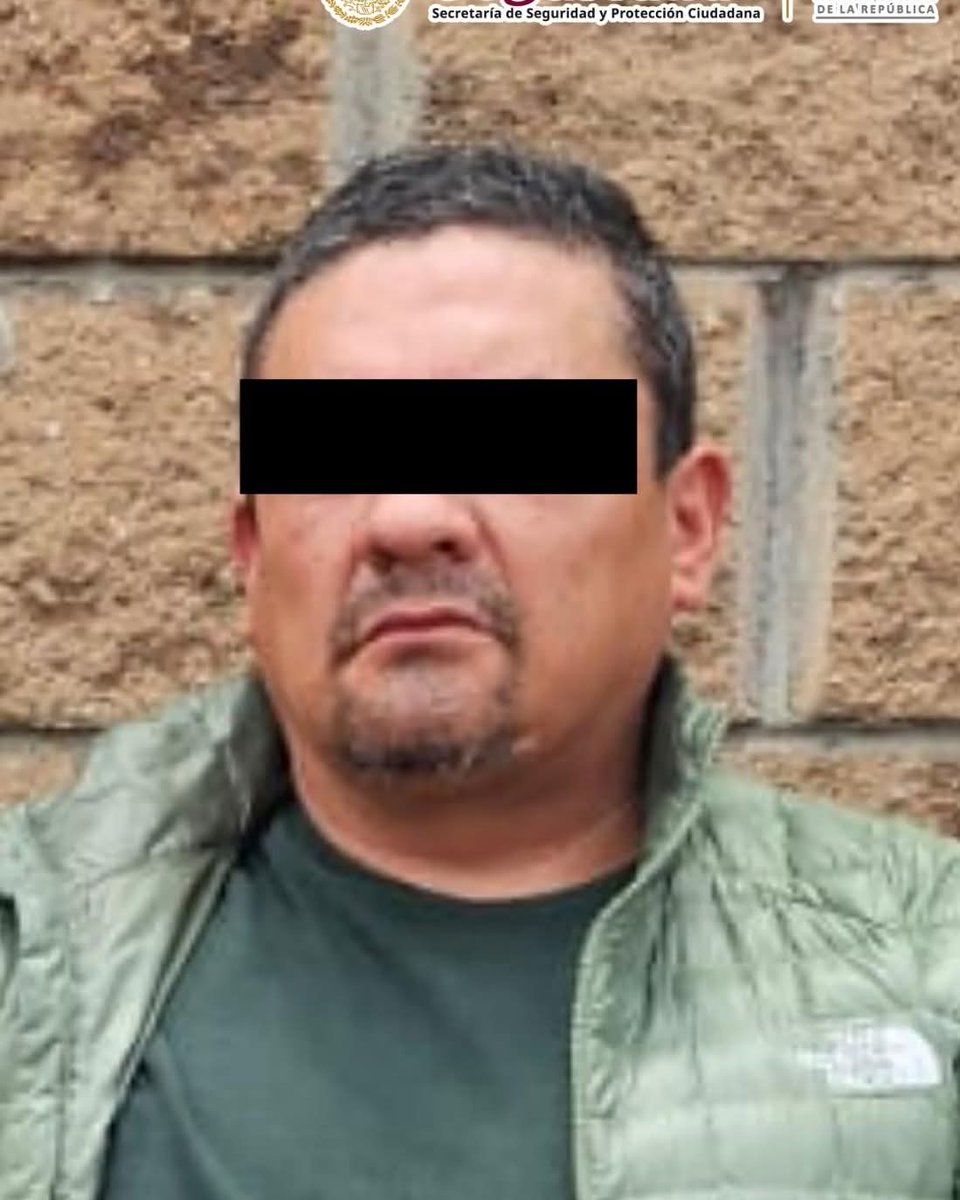 _ReporteMorelos's tweet photo. 🚨 CAPTURAN A “LA TRIPA”, PRESUNTO LÍDER DEL COMANDO TLAHUICA; SU NOMBRE VOLVIÓ A SER RELACIONADO CON  CUAUHTÉMOC BLANCO

Autoridades federales detuvieron en San Pedro Cholula, Puebla, a Homero Figueroa, alias “La Tripa”, identificado por las autoridades como presunto líder del grupo criminal Comando Tlahuica, con operaciones en la zona oriente de Morelos.

La captura fue realizada por elementos de la Secretaría de Seguridad y Protección Ciudadana (SSPC), la Agencia de Investigación Criminal (AIC) de la Fiscalía General de la República (FGR) y el Centro Nacional de Inteligencia (CNI), como parte de la Estrategia Nacional contra la Extorsión.

De acuerdo con las investigaciones, “La Tripa” presuntamente encabezaba una organización vinculada con extorsiones y homicidios en municipios como Ayala, Cuautla, Jantetelco, Yecapixtla y Zacualpan de Amilpas.

🚔 Al momento de su detención viajaba acompañado de una mujer. Durante el operativo fueron asegurados un arma corta, dosis de presunta droga, una identificación falsa y el vehículo en el que se trasladaban.

📸 La captura reavivó la polémica por una fotografía difundida en enero de 2022, en la que aparecía el entonces gobernador de Morelos, , junto a varias personas posteriormente señaladas por presuntos vínculos con grupos criminales.

Entre ellas se encontraba Homero Figueroa, alias “La Tripa”; además de Irvin Eduardo Solano, “El Profe”, señalado como presunto líder regional de Guerreros Unidos, y Raymundo Isidro Castro, “El Ray”, identificado por autoridades como operador del CJNG y asesinado en 2019 dentro del penal de Atlacholoaya.

Tras la difusión de aquella imagen, Cuauhtémoc Blanco sostuvo que la fotografía fue tomada durante un evento público y negó tener relación con las personas que aparecían en ella.

⚖️ Los detenidos quedaron a disposición del Ministerio Público Federal, que determinará su situación jurídica en las próximas horas.

#Morelos #Puebla #LaTripa #ComandoTlahuica #Seguridad #CuauhtémocBlanco
