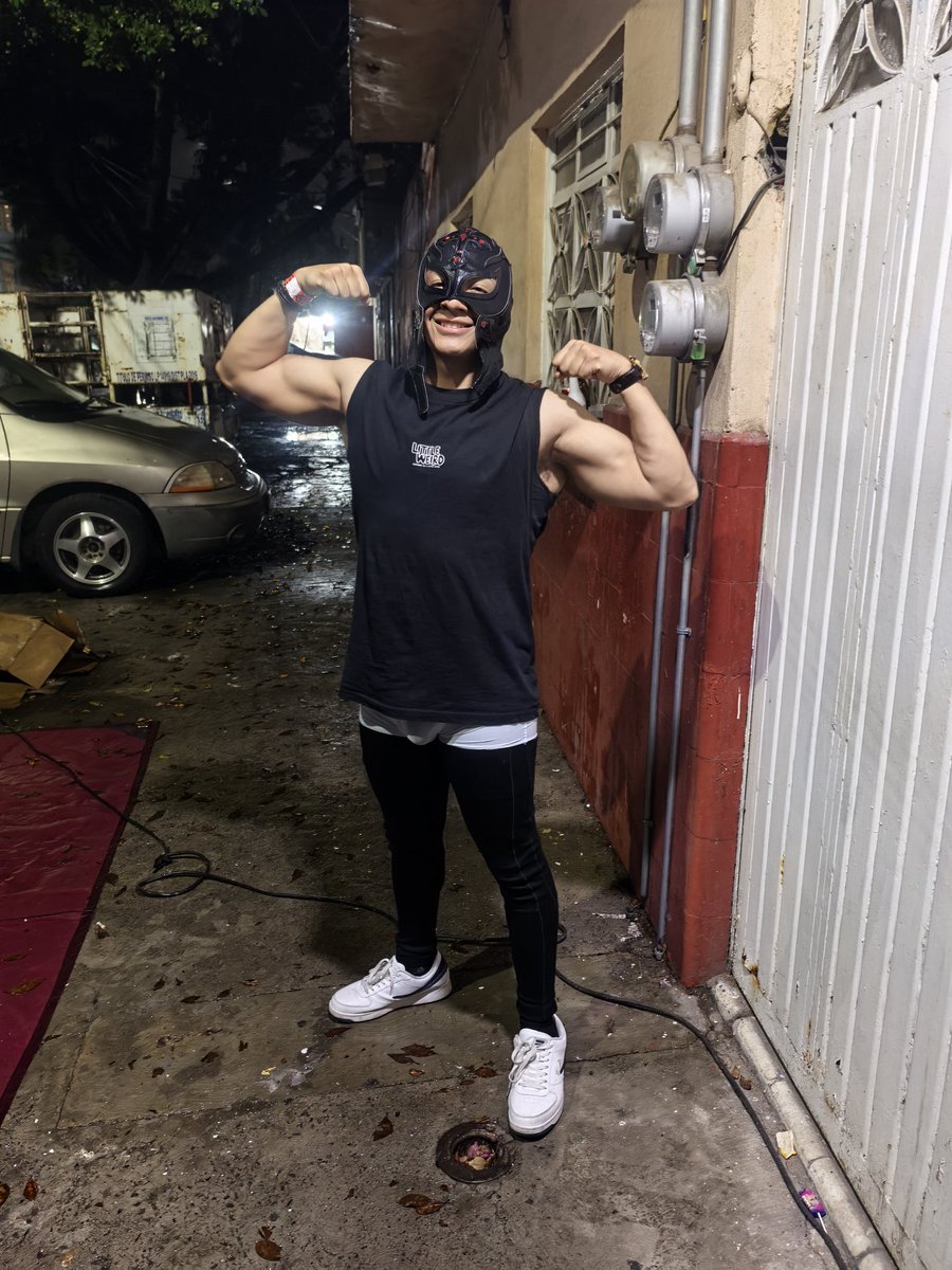 adrian_heroz2's tweet photo. Tuve fiesta de temática de luchador y estuvo muy divertida. Cómo ven? Si la armo cómo luchador? 😜
#chicofit #cool #cdmx #luchas #luchalibre #mexico #tripleaaa @luchalibreaaa @CMLL_OFICIAL @Arena_Coliseo @Arena_MX https://t.co/wKcxxhPzOp