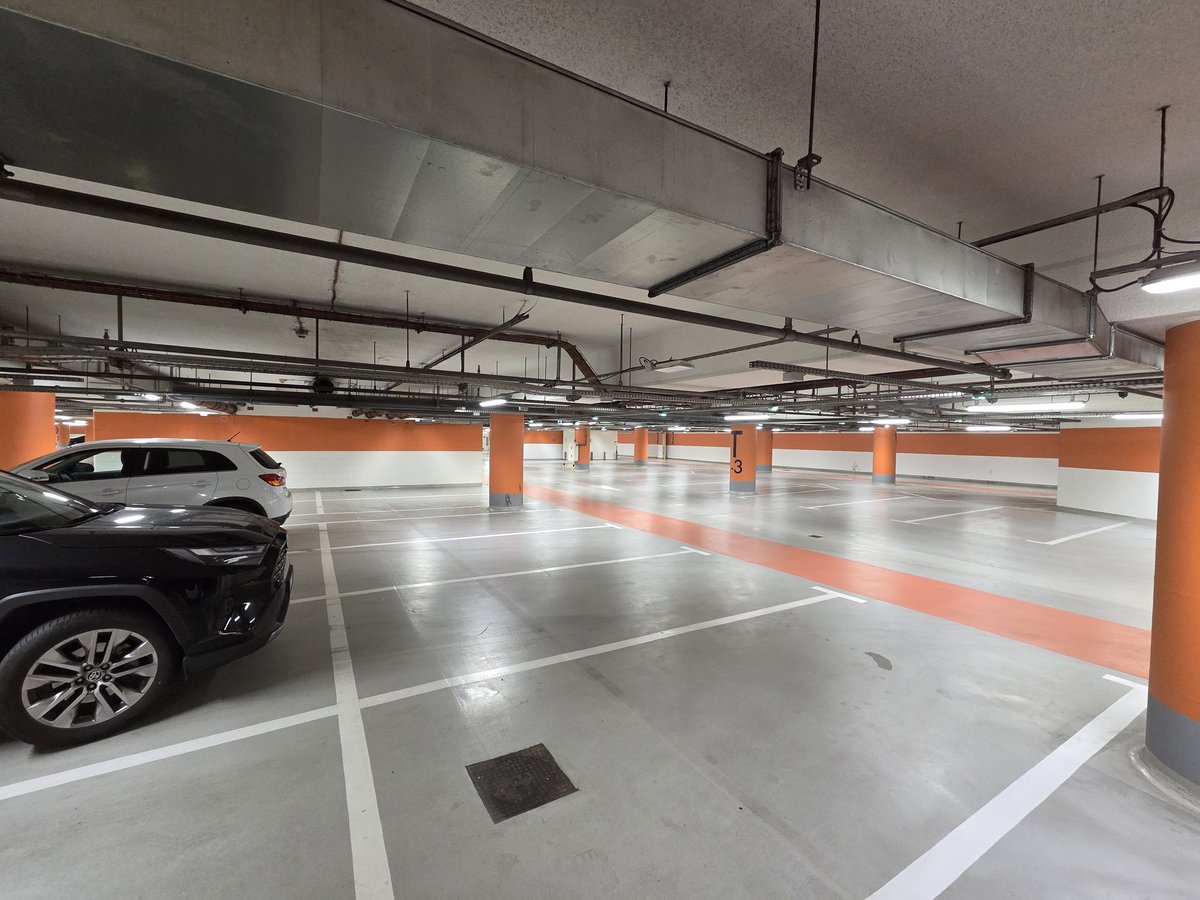 A_Traczyk's tweet photo. Parking w Złotych Tarasach. Jeszcze ktoś powie, ze w centrum Warszawy nie da się zaparkować. https://t.co/c1RhWBQZHp