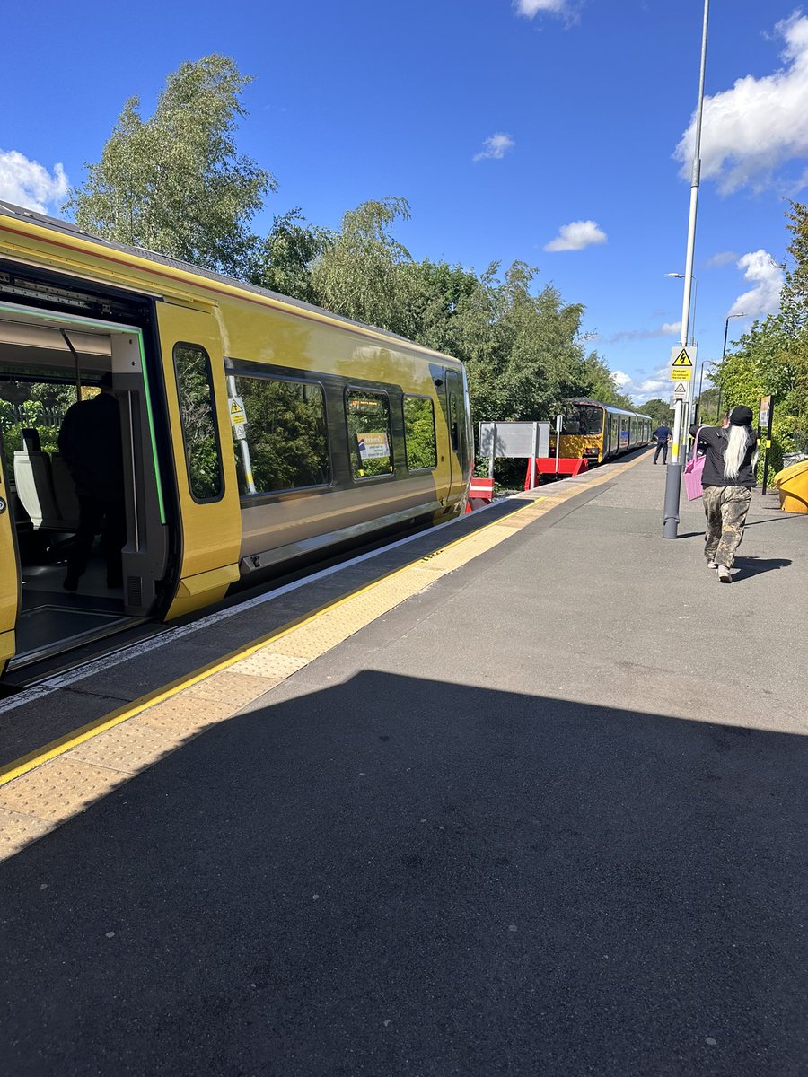 railhopper21's tweet photo. Back to @merseyrail 777015 to take me from Ormskirk to Sandhills. Is this the only station left with a buffer stop in the middle and electric one side and diesel the other? #trains https://t.co/1VDgUuwHxS