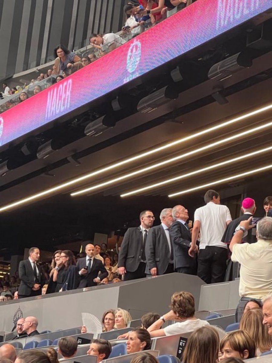 theMadridZone's tweet photo. 🚨 Florentino Perez at the Bernabéu waiting for the Pope. @AranchaMOBILE https://t.co/Q1cyyGwjuC