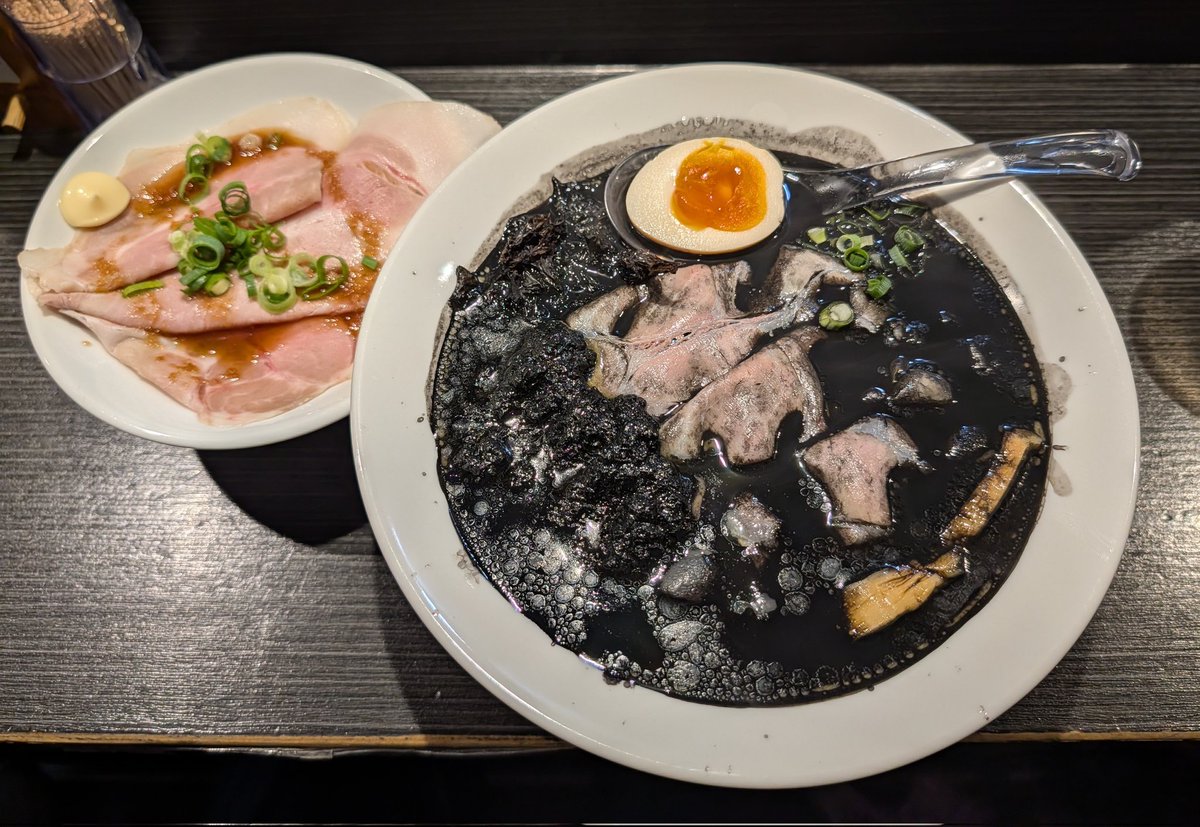 jiro0220's tweet photo. 中華蕎麦夢冠　＠五反田
五反田ブラック牡蠣塩ラーメン【限定】+肉丼
#ラーメン https://t.co/aXhqjJechH