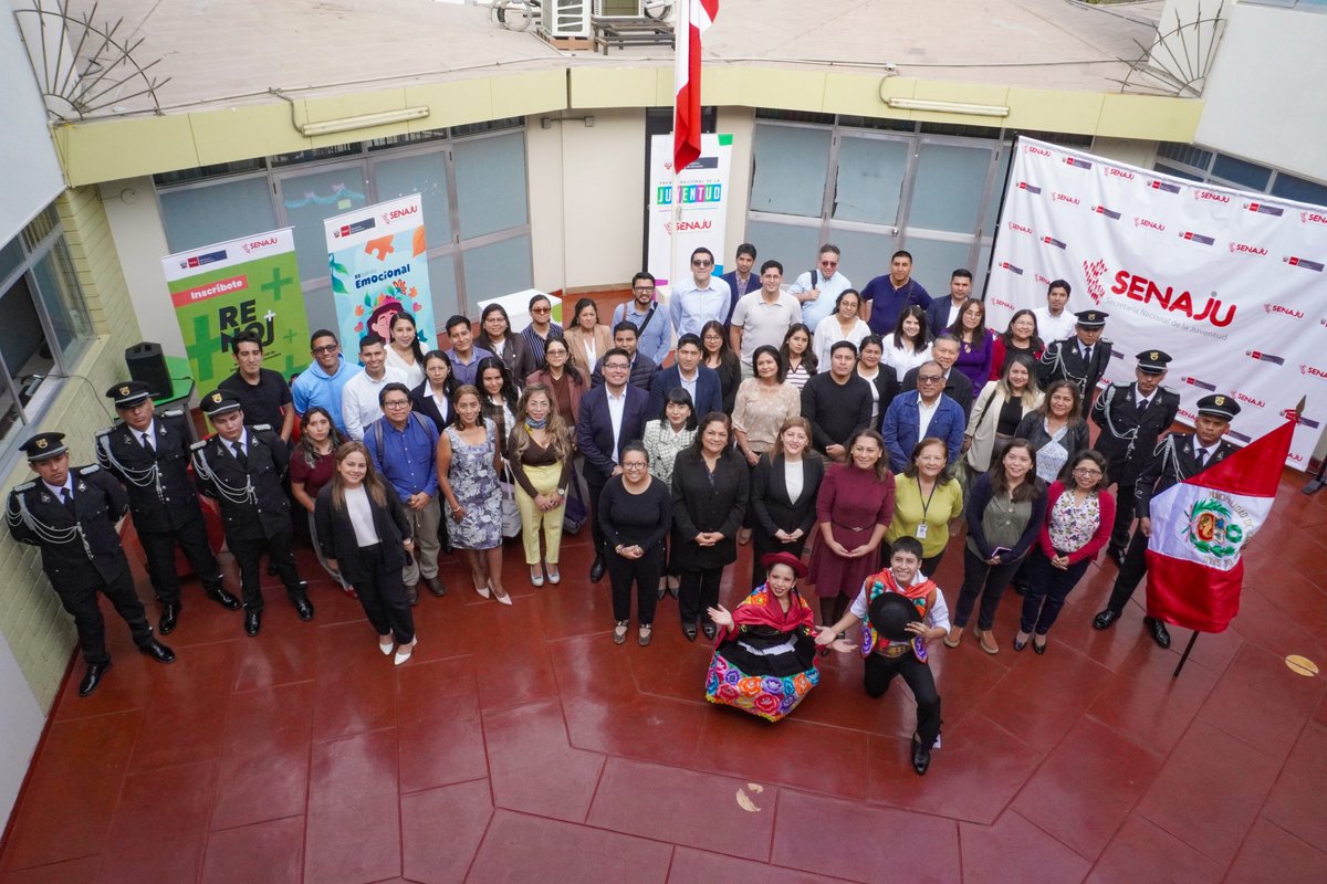 senaju's tweet photo. Hoy realizamos el izamiento y homenaje a nuestra Bandera Nacional, símbolo de identidad, historia y unidad que nos inspira a seguir trabajando por el desarrollo del país.

¡Sigamos construyendo un Perú con más oportunidades para las juventudes! https://t.co/HopHUZBsyq