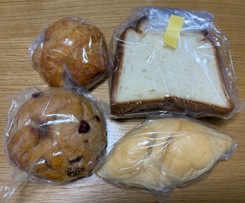 Mahira40394459's tweet photo. すぐ近くのサンチノさんにも寄ってパンを購入。持って歩いている間、ずっと美味しそうなパンの香りがしてました。明日の朝が楽しみです。
＊会長のお店で推し活 https://t.co/MWJLKaxJAx