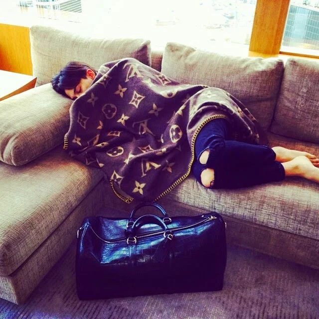 niftyartspark's tweet photo. This sleeping G-Dragon in 2014 was the first in Korean history to be sponsored by a high-end brand in 2009. And that brand, as you see, was Louis Vuitton.  

He kept expressing his style since day 1 and got the sponsor nobody else thought was possible in SK. 

#GDRAGON #BIGBANG https://t.co/NzmHxIipeT