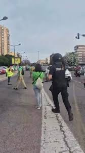 kikofutco11's tweet photo. @policia Tienes✌️opciones:

 1⃣ Empujar y tirar al suelo a una profe jubilada
 2⃣ No empujar y dejar que la profe jubilada siga con la manifestación, para conseguir más calidad para seguir enseñando a nuestros pequeños https://t.co/q6qp1z2gqp