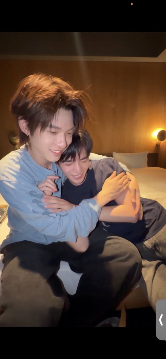 babiimondsoqt's tweet photo. ตี๋ตี๋ข้อยกเว้นของป๋อมากอะ ไม่ชอบเด็ก เลือกมีแฟนรุ่นพี่ แต่มันก็มีมุมโตของมัน เป็นคนที่คอยสังเกตคนอื่น เป็นคนใส่ใจ ก่อนนอนบนเตียงต้องอาบน้ำก่อน แต่ก็ยอมให้ตี๋กอดบนเตียง https://t.co/K2V9yXC2Wi