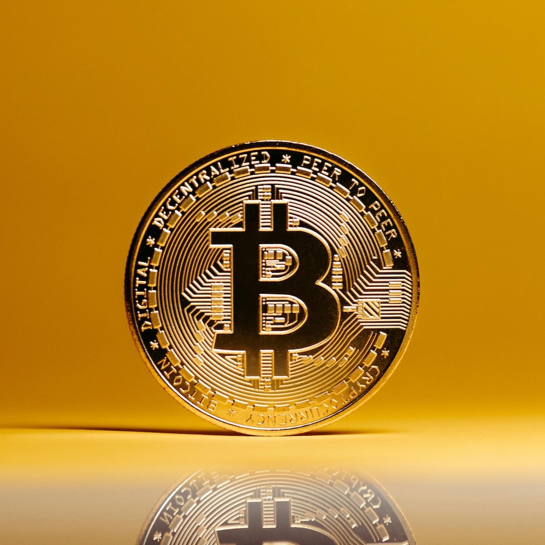 CoinMarketCap's tweet photo. LATEST: 📊 Bernstein says Bitcoin’s store-of-value thesis remains intact despite $2.6B in 2026 ETF outflows, as treasury firms help offset redemptions. https://t.co/qTrrszXZsI