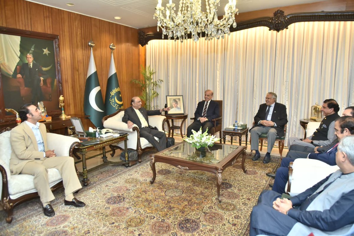 MediaCellPPP's tweet photo. President @AAliZardari in a meeting with Prime Minister @CMShehbaz, members of the federal cabinet and parliamentarians at Aiwan-e-Sadr. Chairman Pakistan Peoples Party @BBhuttoZardari and Prime Minister of Azad Jammu & Kashmir Raja Faisal Mumtaz Rathore @PMofAJK  are also present.