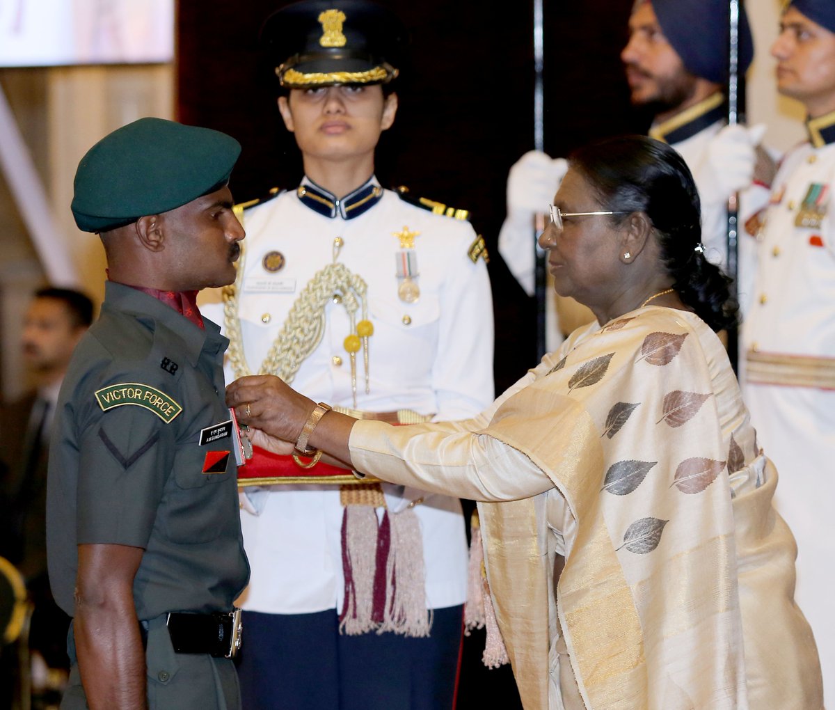 SpokespersonMoD's tweet photo. President Smt Droupadi Murmu presented Kirti Chakra to Lance Naik Meenatchi Sundaram A during Defence Investiture Ceremony 2026 (Phase-1) in New Delhi on June 08, 2026.

@rashtrapatibhvn https://t.co/7eDc4qdJxl