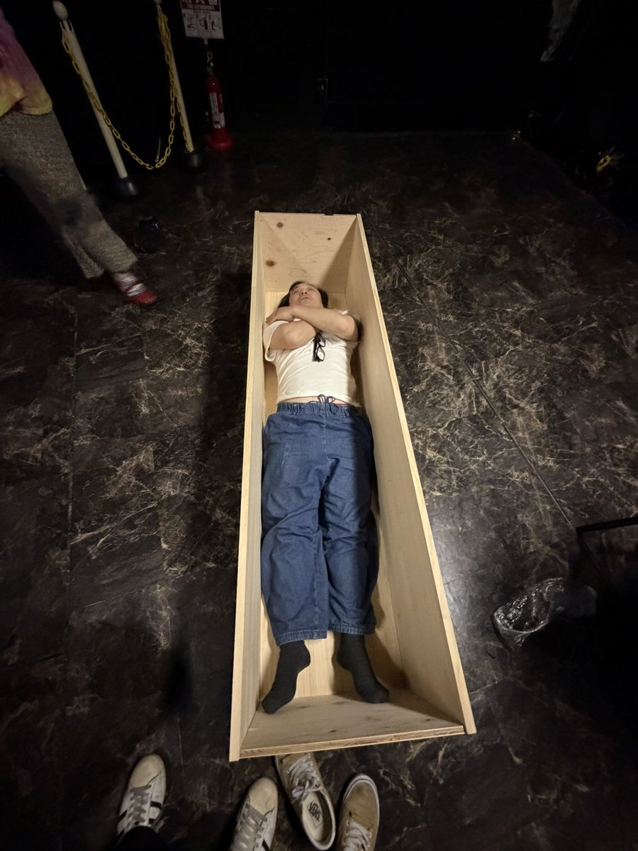 koshikawakazuma's tweet photo. 6月6日は渡邉くんの生誕祭でギターを弾きました。
6.6.6だったので
棺桶を作りました。
で、
蝋人形の館を生演奏でSEにしました。
聖飢魔IIがやりたかっただけです
すみません。

渡邉isback
良い一年に。 https://t.co/atLE3mx7sf