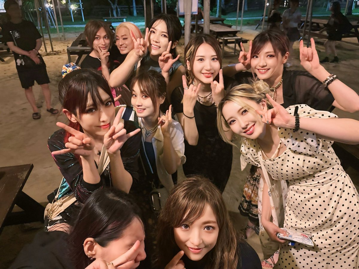 oriharukon129's tweet photo. 沖縄7th Heaven サマーフェス☀️ありがとうございました！！いつも、音が運命の渦巻きに響き渡ってる中にいるんだと実感するフェスだよ！
集合写真、こうして見るとレアメンツだけど、お初の方もいつもお世話になってるみんなも集まってたのしすぎた☺️
LOUDNESSの皆様やジョージさん、Rayさん、大賀さんともたくさん演奏させていただいて、本当に光栄なひとときでした✨✨嬉しいお言葉もたくさん頂戴してお腹と心パンパンです！
ありがとうございます♪