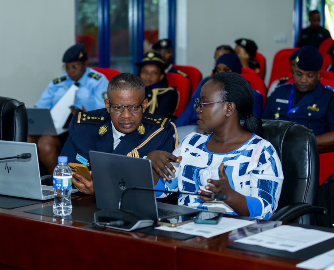 kigalitoday's tweet photo. Umuyobozi Mukuru Wungirije wa Polisi y’u Rwanda (DIGP) ushinzwe ubutegetsi n’abakozi, DCG Jeanne Chantal Ujeneza, yatangije ku mugaragaro amahugurwa yihariye y’abapolisi bazahugura abandi ku bijyanye no kugenza ibyaha by’ihohoterwa rishingiye ku gitsina (SGBV).

Ni amahugurwa yitabiriwe n’abapolisi 20 bo mu bihugu bihuriye mu muryango uhuza ingabo zihora ziteguye gutabara aho rukomeye mu Karere k’Afurika y’Iburasirazuba (EASF), azamara iminsi 10, abera ku cyicaro gikuru cya Polisi ku Kacyiru.