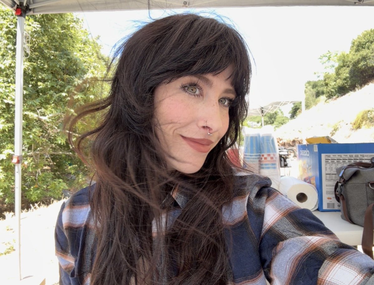 lifeismizzy's tweet photo. LIVESTREAMING BEHIND THE SCENES OF A NEW 🩸HORROR FEATURE FILM 🎬 I’m part of the main cast so come along with me to see what it’s like being an actor in an indie film 🎞️ only on @kick 🖤 https://t.co/jtY5Xh0zXp