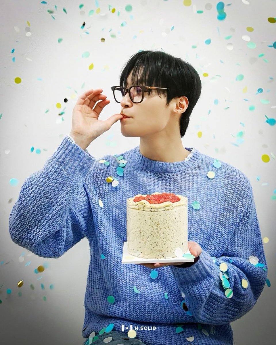 sobing0609's tweet photo. 허남준 생일축하해!! 오늘 제일 행복하고 맛있는거 많이 먹길❣️ 
(그와중에 생일이라고 헤메코 완벽하고 남친미 가득한 사진 들고 와줘서 넘 조타 😆❣️ 
안경때문에 ㅈㄴ 안정형 남친미 가득한거 진짜 미쳐😭) https://t.co/hsYEdoMVCo