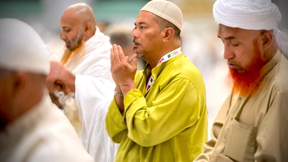 NewslyKSA's tweet photo. 📢 دعوات تلامس السماء من رحاب المسجد الحرام🕋

🕋 قلوب اجتمعت على الدعاء والرجاء
🤲 لحظات خشوع وابتهال في بيت الله الحرام
✨ أجواء إيمانية تغمرها السكينة والطمأنينة
🤍 صور تروي جمال العبادة وروحانية المكان
🇸🇦 عناية متواصلة لضمان راحة قاصدي الحرمين
📷 بعدسة سلمان العتيبي https://t.co/zKhiwTAxZw