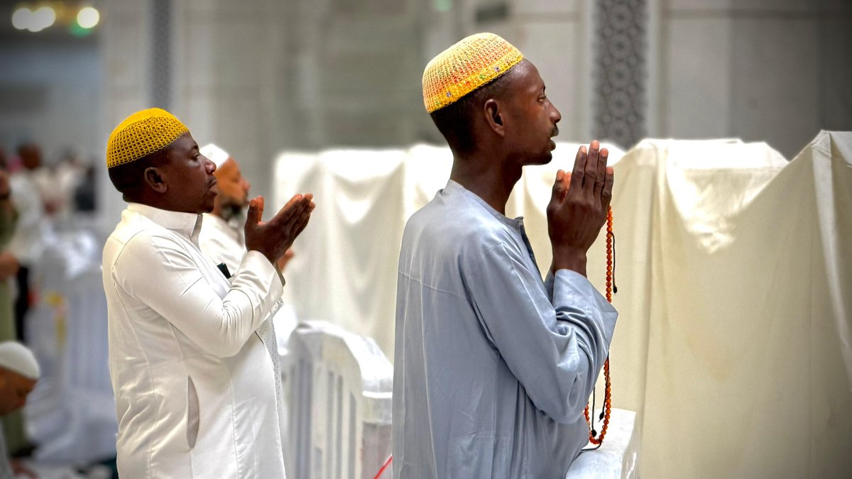 NewslyKSA's tweet photo. 📢 دعوات تلامس السماء من رحاب المسجد الحرام🕋

🕋 قلوب اجتمعت على الدعاء والرجاء
🤲 لحظات خشوع وابتهال في بيت الله الحرام
✨ أجواء إيمانية تغمرها السكينة والطمأنينة
🤍 صور تروي جمال العبادة وروحانية المكان
🇸🇦 عناية متواصلة لضمان راحة قاصدي الحرمين
📷 بعدسة سلمان العتيبي https://t.co/zKhiwTAxZw